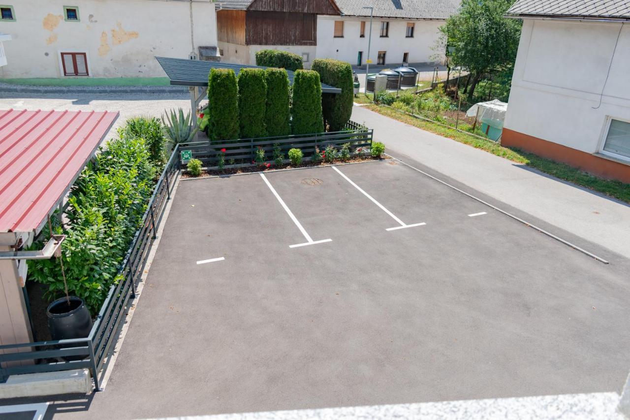 Prima Countryside Apartments Zirovnica Buitenkant foto